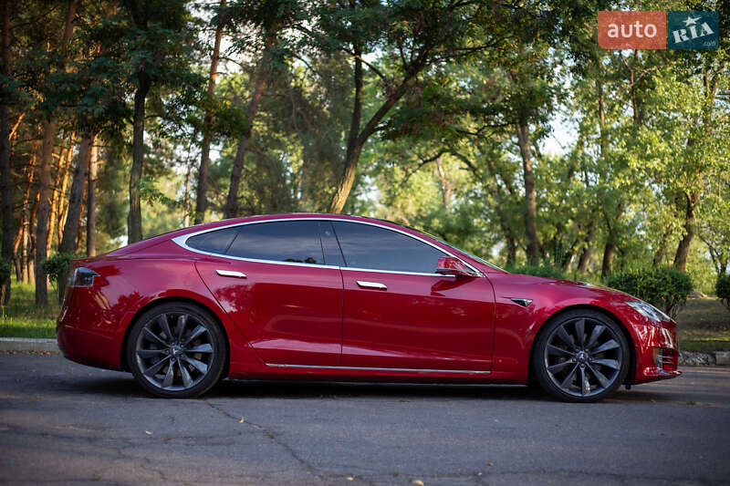 Лифтбек Tesla Model S 2017 в Кременчуге