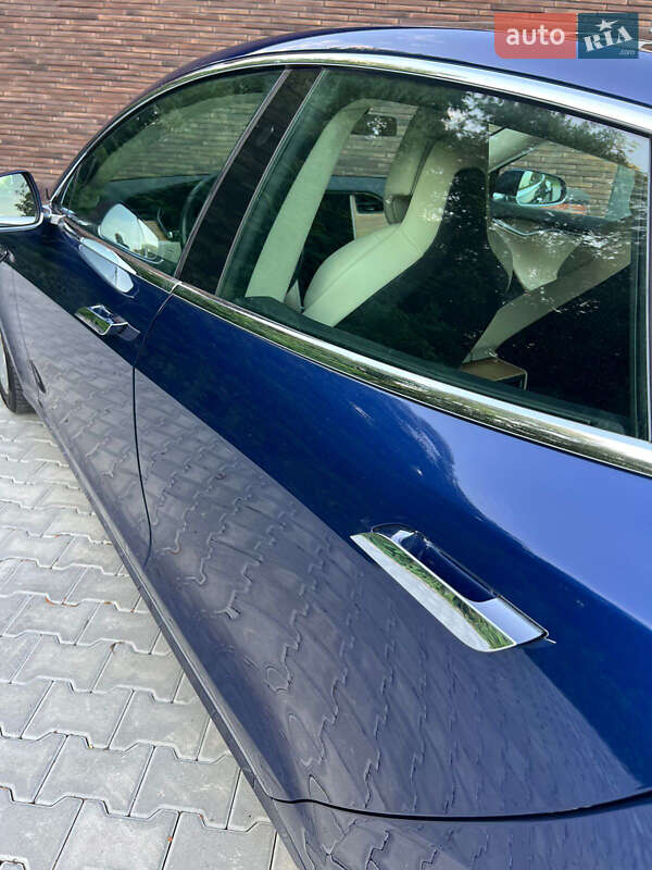 Ліфтбек Tesla Model S 2018 в Чернівцях