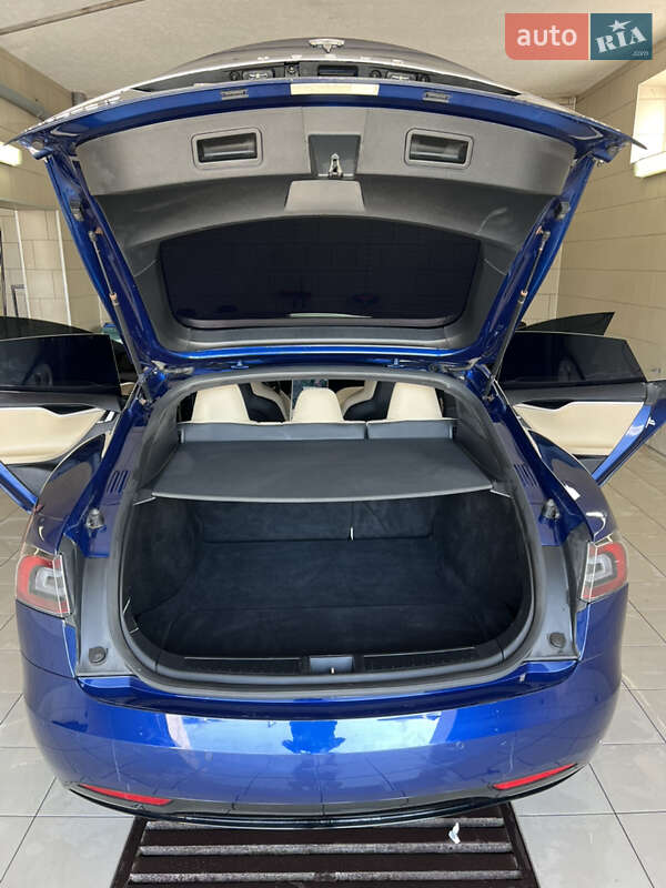 Ліфтбек Tesla Model S 2016 в Чернівцях