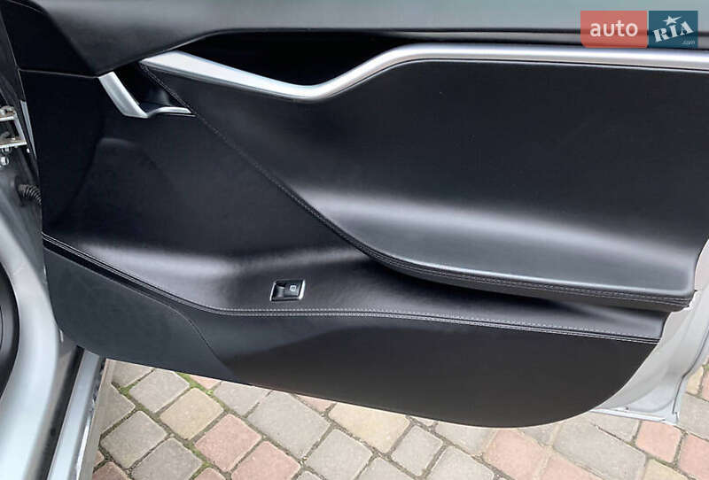 Лифтбек Tesla Model S 2016 в Киеве
