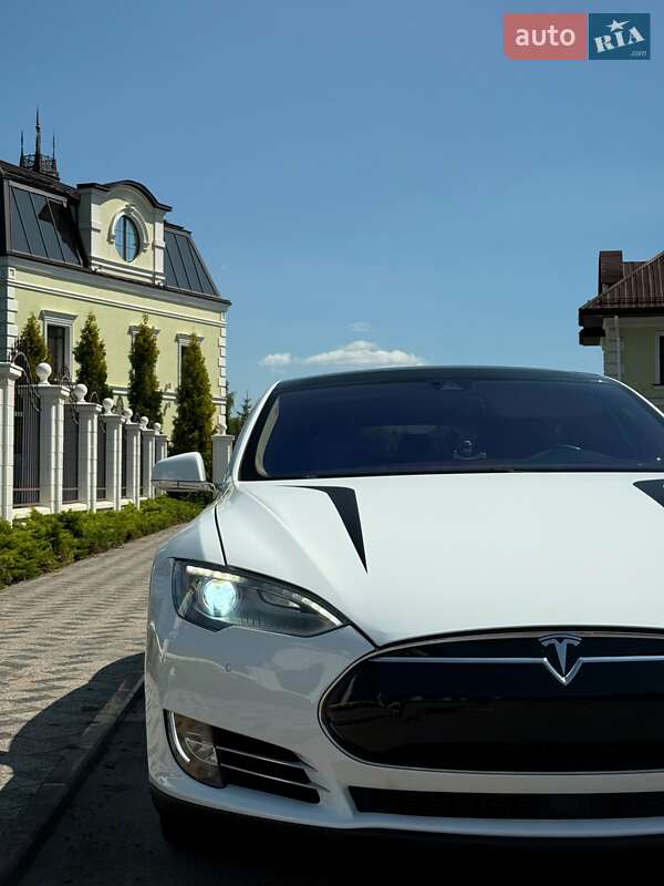 Лифтбек Tesla Model S 2015 в Виннице