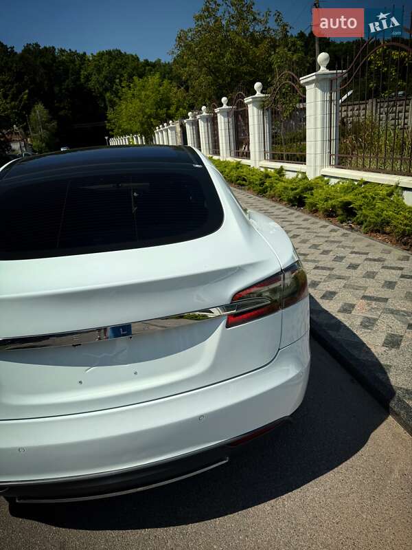 Лифтбек Tesla Model S 2015 в Виннице