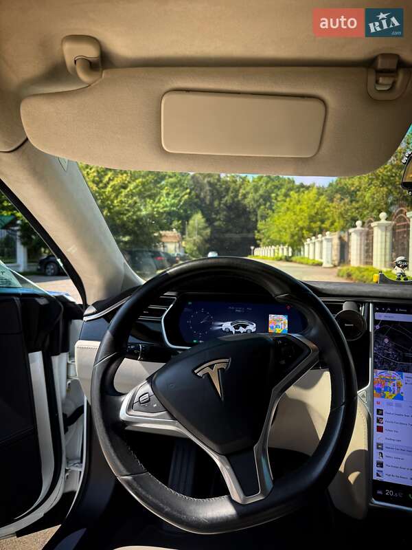 Лифтбек Tesla Model S 2015 в Виннице