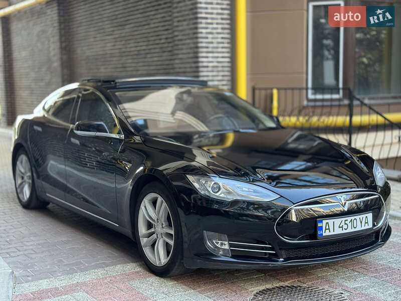 Лифтбек Tesla Model S 2012 в 