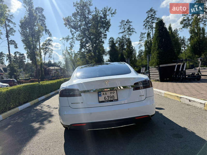 Лифтбек Tesla Model S 2015 в Киеве