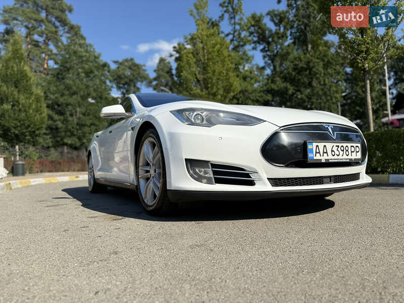 Лифтбек Tesla Model S 2015 в Киеве