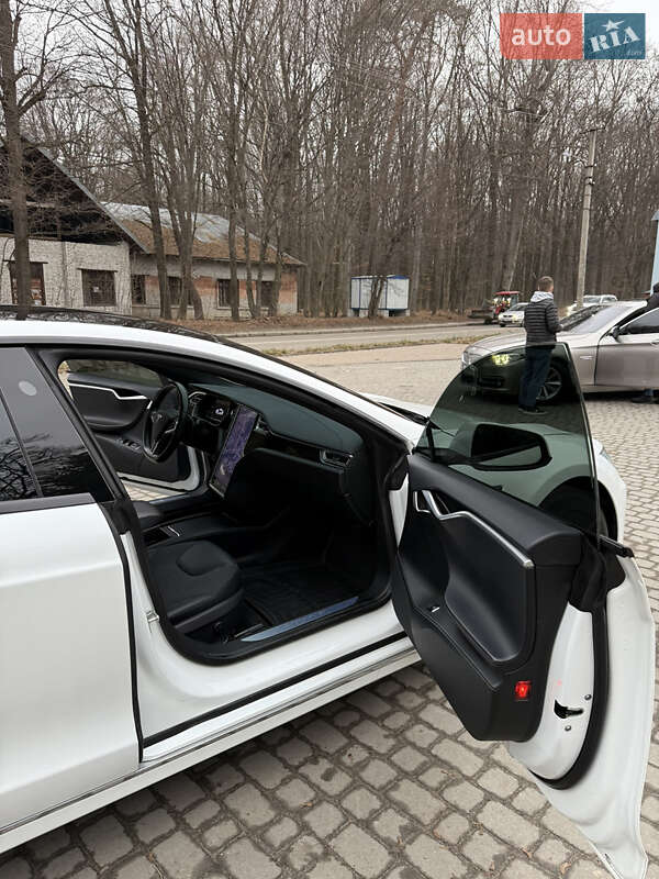 Лифтбек Tesla Model S 2016 в Львове