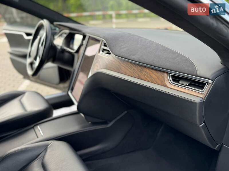 Лифтбек Tesla Model S 2016 в Ивано-Франковске
