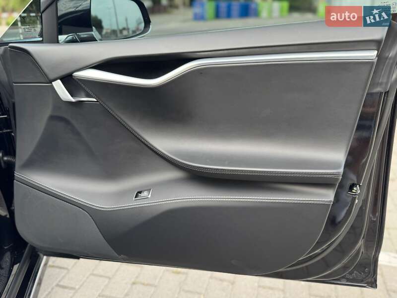 Лифтбек Tesla Model S 2016 в Ивано-Франковске
