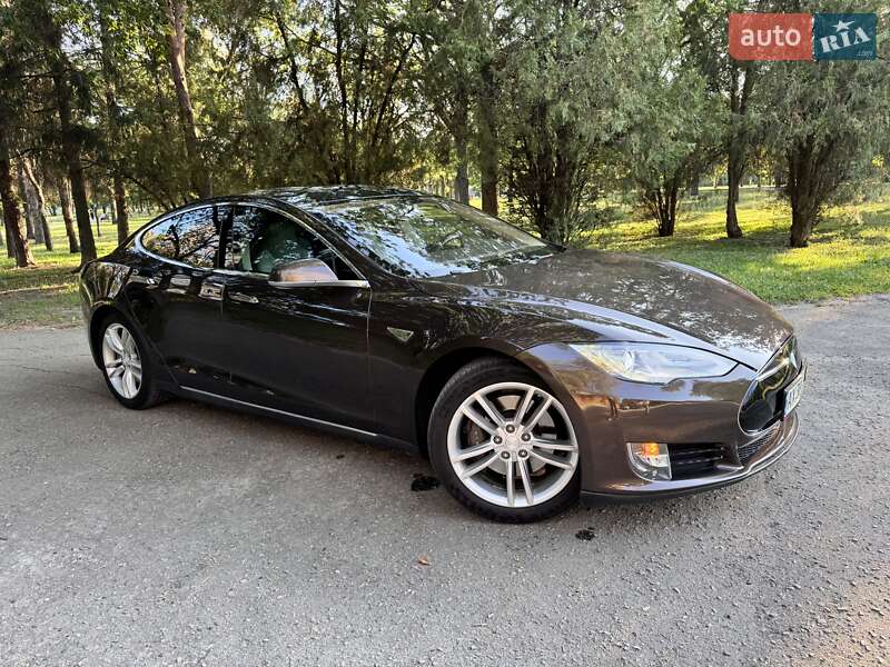 Лифтбек Tesla Model S 2013 в 