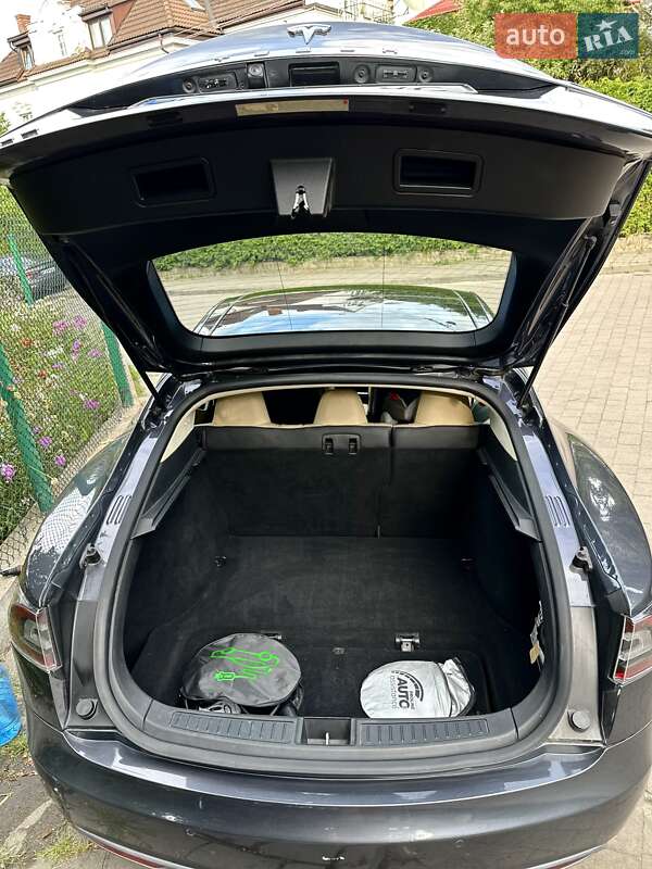 Лифтбек Tesla Model S 2015 в Львове