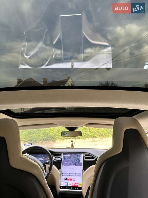 Лифтбек Tesla Model S 2015 в Львове