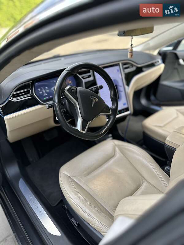 Лифтбек Tesla Model S 2015 в Львове