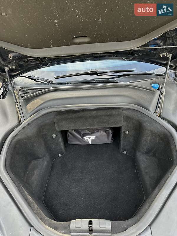 Лифтбек Tesla Model S 2015 в Львове