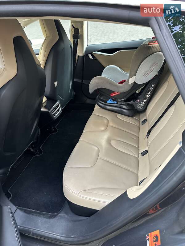 Лифтбек Tesla Model S 2015 в Львове