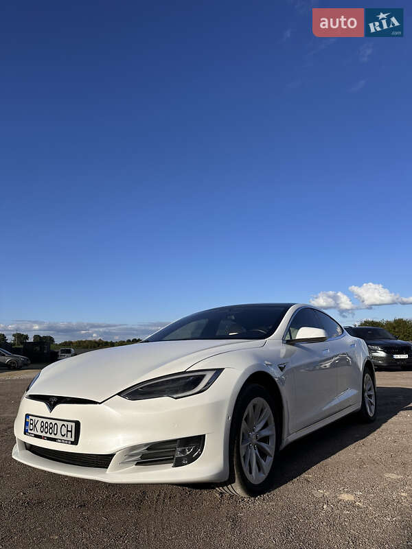 Лифтбек Tesla Model S 2020 в 