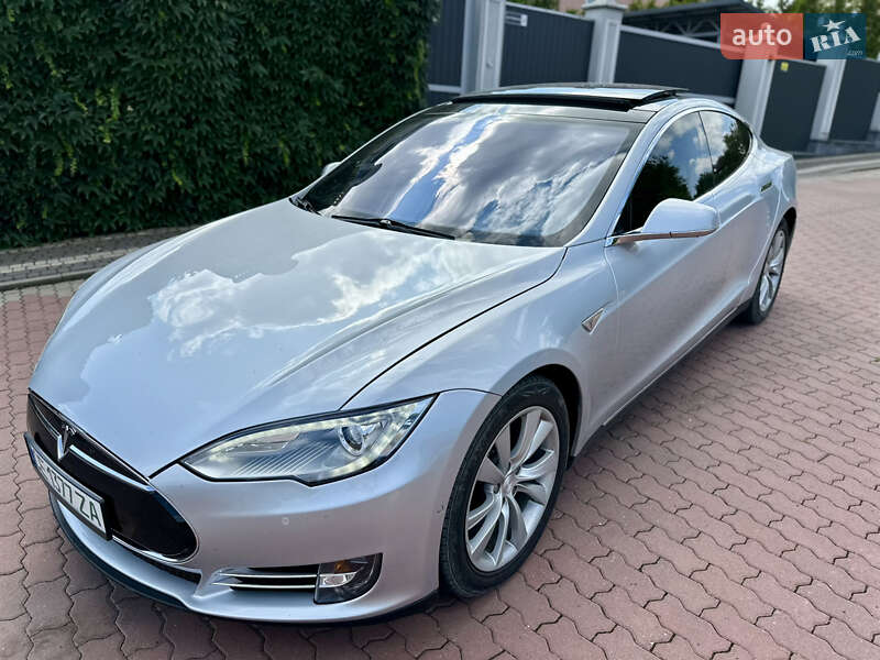 Ліфтбек Tesla Model S 2015 в Чернівцях
