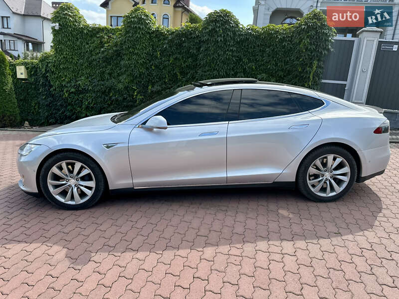 Ліфтбек Tesla Model S 2015 в Чернівцях