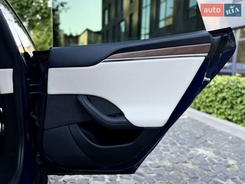 Лифтбек Tesla Model S 2021 в Львове