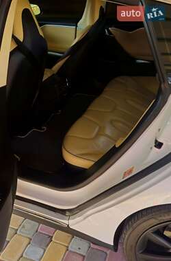 Лифтбек Tesla Model S 2013 в 
