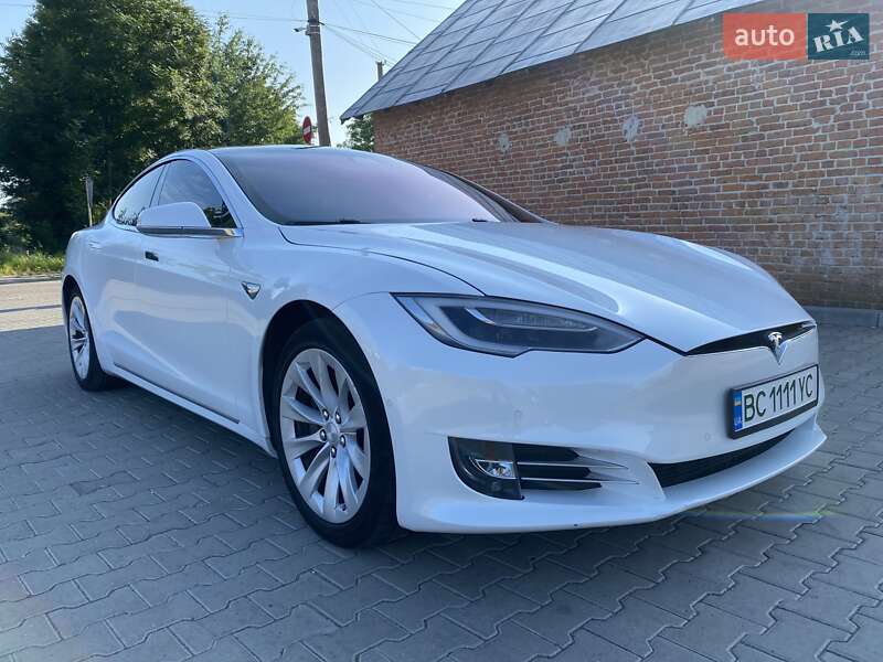 Лифтбек Tesla Model S 2016 в Львове