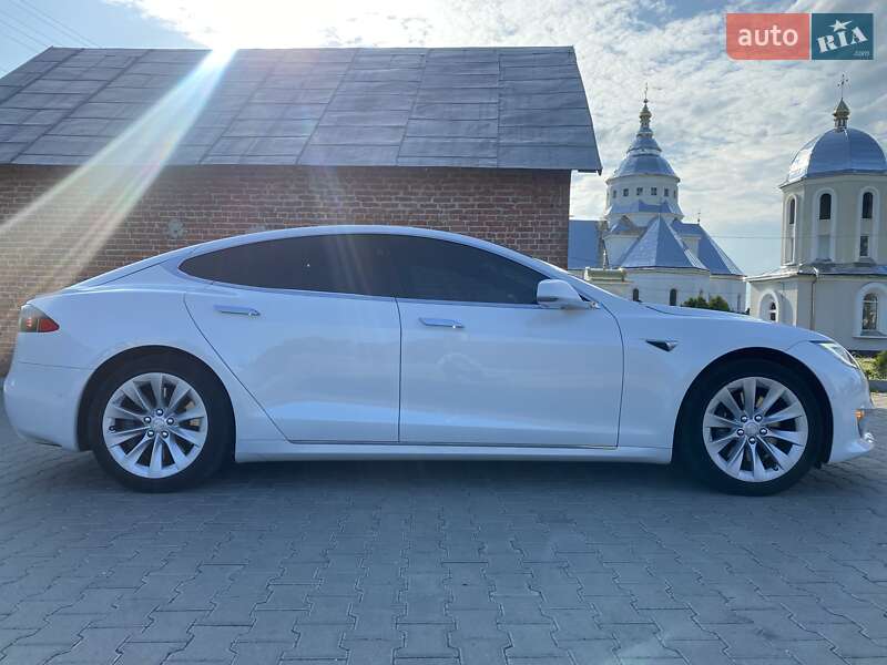 Лифтбек Tesla Model S 2016 в Львове