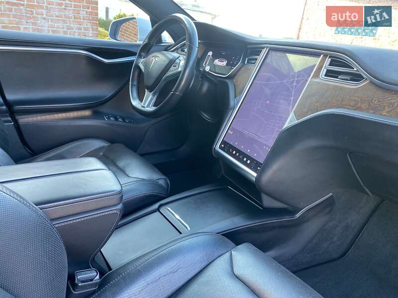 Лифтбек Tesla Model S 2016 в Львове