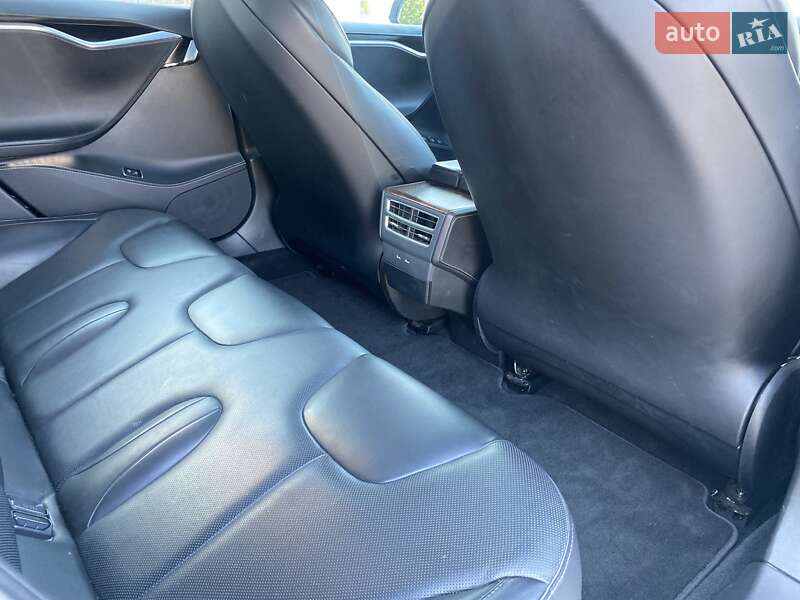 Лифтбек Tesla Model S 2016 в Львове