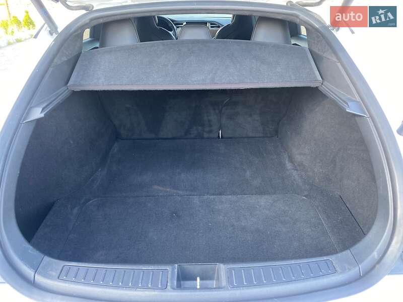 Лифтбек Tesla Model S 2016 в Львове