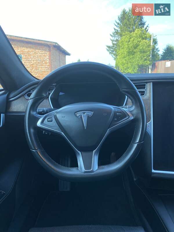Лифтбек Tesla Model S 2016 в Львове