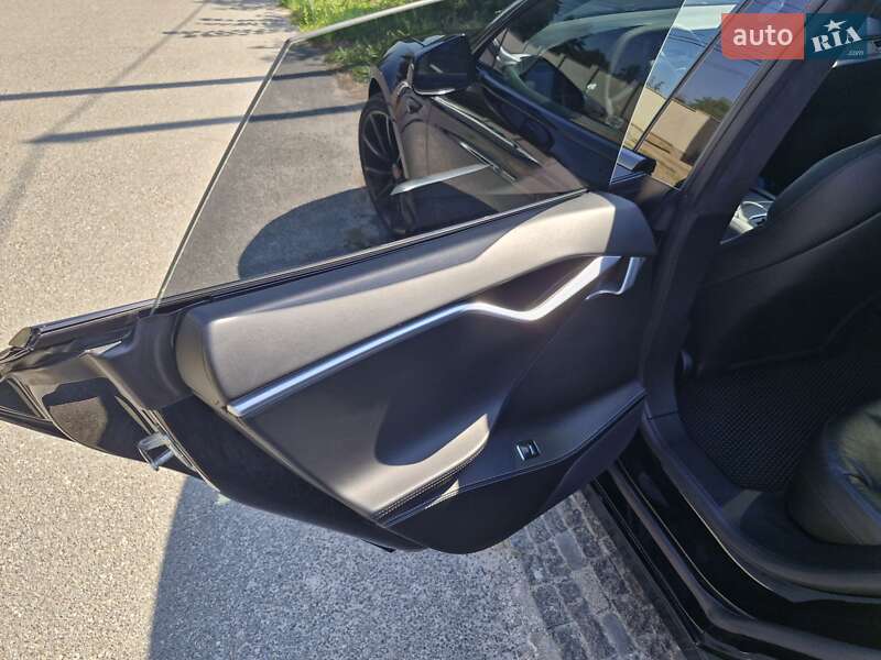 Ліфтбек Tesla Model S 2020 в Димері