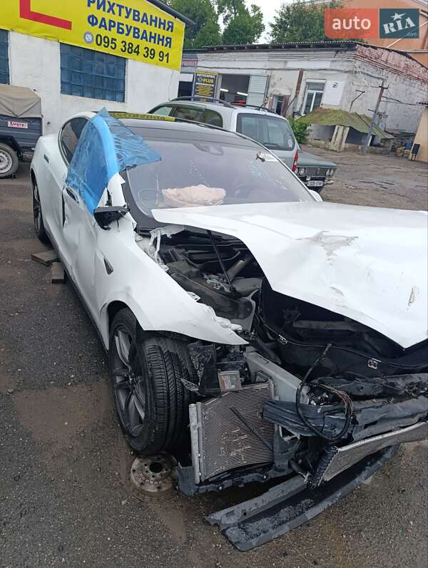Лифтбек Tesla Model S 2015 в Николаеве