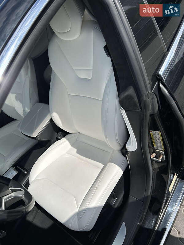 Лифтбек Tesla Model S 2017 в Львове