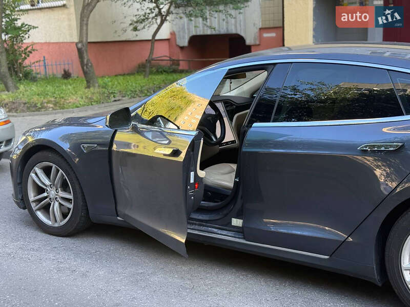 Лифтбек Tesla Model S 2015 в Львове