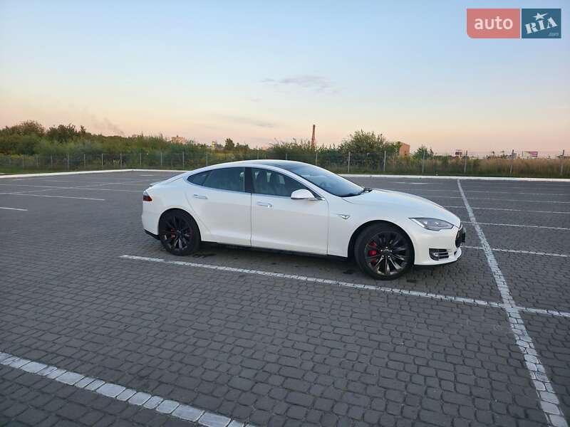 Ліфтбек Tesla Model S 2015 в Львові
