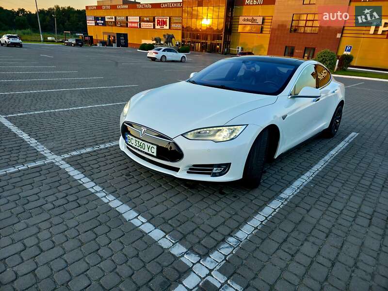 Ліфтбек Tesla Model S 2015 в Львові