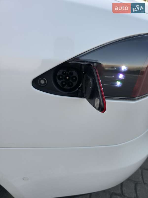 Ліфтбек Tesla Model S 2015 в Львові