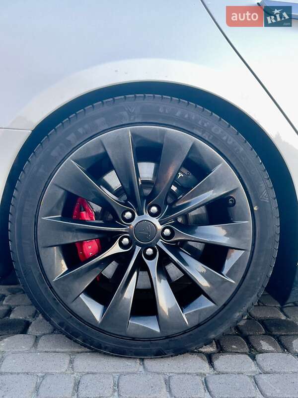 Ліфтбек Tesla Model S 2015 в Львові