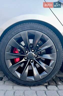 Лифтбек Tesla Model S 2015 в 