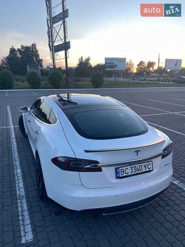 Ліфтбек Tesla Model S 2015 в Львові
