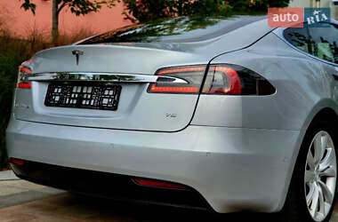 Лифтбек Tesla Model S 2017 в 