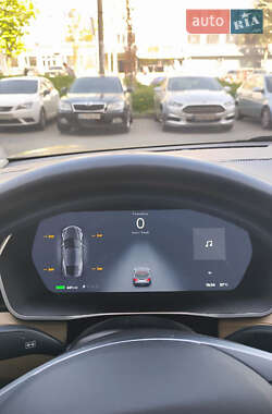 Лифтбек Tesla Model S 2015 в 
