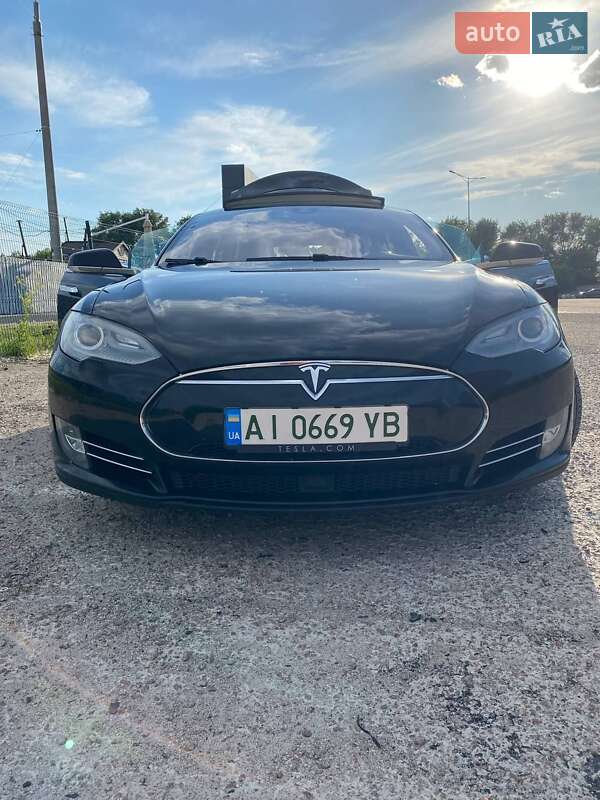 Лифтбек Tesla Model S 2015 в Киеве