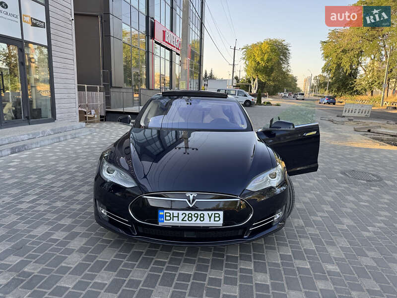 Лифтбек Tesla Model S 2014 в 