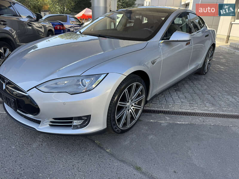 Tesla Model S 2015