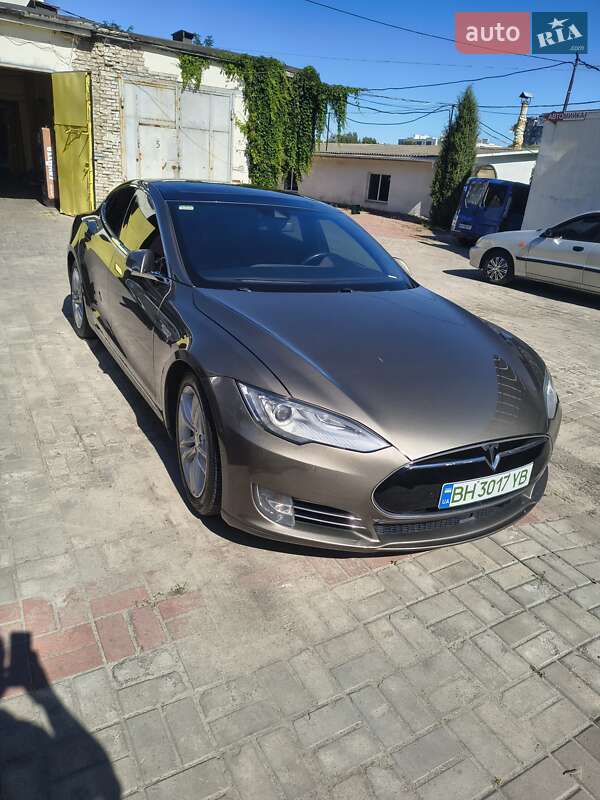 Лифтбек Tesla Model S 2015 в 