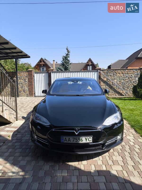 Лифтбек Tesla Model S 2015 в Киеве