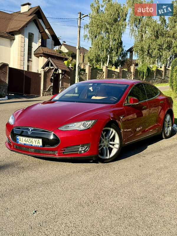 Лифтбек Tesla Model S 2015 в Киеве