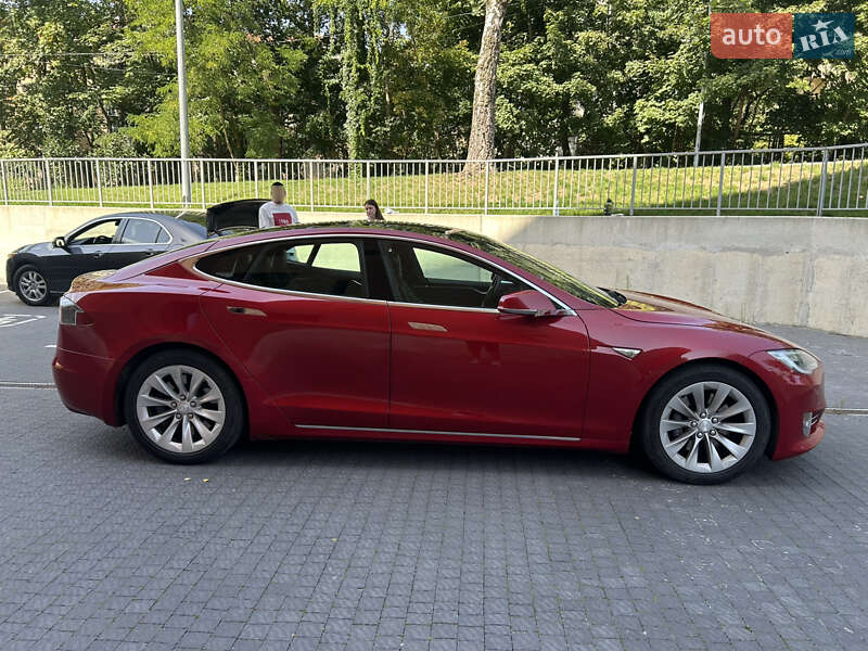 Лифтбек Tesla Model S 2016 в Львове