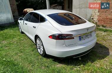 Лифтбек Tesla Model S 2015 в 